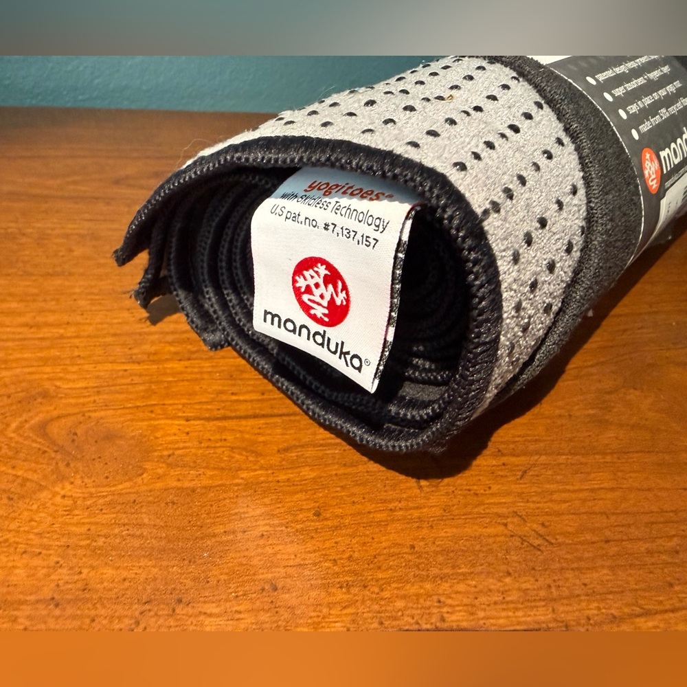 SPIRITUAL GANGSTER x MANDUKA YOGI TOES hot yoga mat gripping towel ONE SIZE - Picture 4 of 4